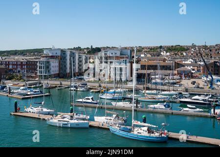 Vue générale sur West Cowes, y compris le port de plaisance et le yacht refuge, sur l'île de Wight par une journée ensoleillée. Banque D'Images