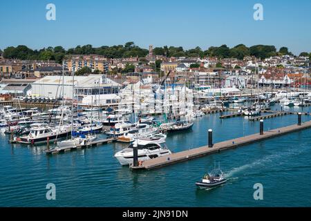 Vue générale sur West Cowes, y compris le port de plaisance et le yacht refuge, sur l'île de Wight par une journée ensoleillée. Banque D'Images