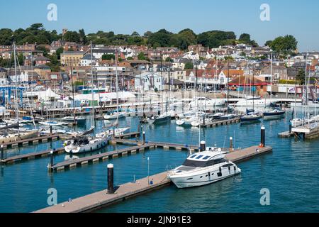 Vue générale sur West Cowes, y compris le port de plaisance et le yacht refuge, sur l'île de Wight par une journée ensoleillée. Banque D'Images