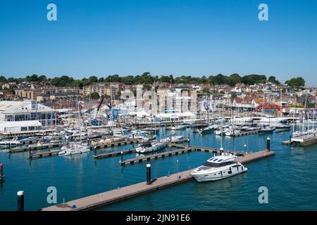 Vue générale sur West Cowes, y compris le port de plaisance et le yacht refuge, sur l'île de Wight par une journée ensoleillée. Banque D'Images