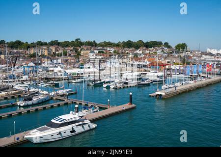 Vue générale sur West Cowes, y compris le port de plaisance et le yacht refuge, sur l'île de Wight par une journée ensoleillée. Banque D'Images