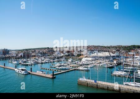 Vue générale sur West Cowes, y compris le port de plaisance et le yacht refuge, sur l'île de Wight par une journée ensoleillée. Banque D'Images