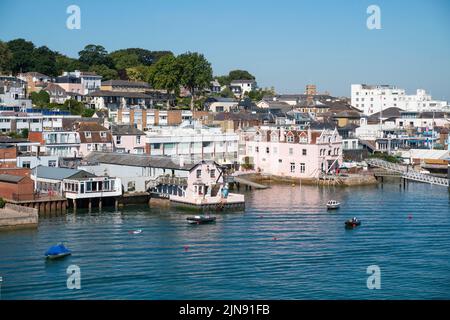 Vue générale des maisons surplombant la mer à West Cowes sur l'île de Wight, par une belle journée d'été. Banque D'Images