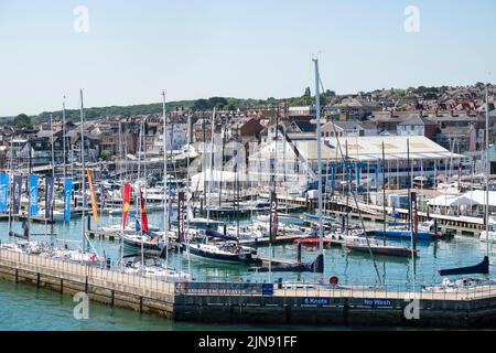 Vue générale sur West Cowes, y compris le port de plaisance et le yacht refuge, sur l'île de Wight par une journée ensoleillée. Banque D'Images