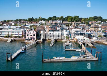 Vue générale des maisons surplombant la mer à West Cowes sur l'île de Wight, par une belle journée d'été. Banque D'Images
