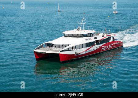 Le Red Jet, un catamaran rapide exploité par Red Funnel, se rend à West Cowes sur l'île de Wight en été. Banque D'Images