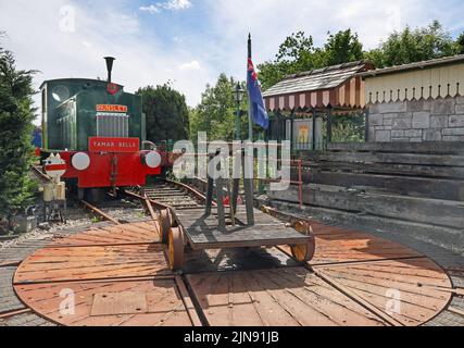 Le Lord St Levan, Hunslet, stock de chemin de fer d'époque à la gare de Bere Ferrers à Devon. Vers l'avant d'un plateau tournant. Le groupe Tamar Belle Heritage co Banque D'Images