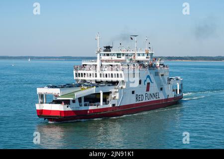 Le ferry pour véhicule Red Funnel « Red Osprey » se rend dans le port de Cowes, sur l'île de Wight, rempli de vacanciers. Banque D'Images