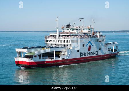 Le ferry pour véhicule Red Funnel « Red Osprey » se rend dans le port de Cowes, sur l'île de Wight, rempli de vacanciers. Banque D'Images