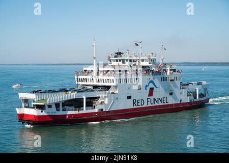 Le ferry pour véhicule Red Funnel « Red Osprey » se rend dans le port de Cowes, sur l'île de Wight, rempli de vacanciers. Banque D'Images