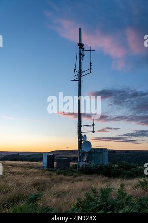 Une installation de télécommunications sur une colline entre Castleton et Danby dans les Maures de North York Banque D'Images