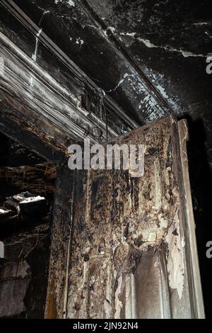 KHARKIV, UKRAINE - 01 août 2022 : hôpital urbain brûlé et endommagé dans le bâtiment historique de Kharkiv. Détruit un bâtiment dans le centre-ville historique comme une conséquence des bombardements russes à Kharkiv Banque D'Images