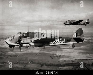 Beaufort Mark est de l'escadron no 42 RAF, basé à la RAF Leuchars, Fife, sur la côte est de l'Écosse. En vol. Le Beaufort était un bombardier britannique à torpille à double engine. Ils ont d'abord vu le service avec le Commandement côtier de la Royal Air Force, puis le bras aérien de la Royal Navy Fleet de 1940 utilisé comme bombardiers torpilles, bombardiers conventionnels et couches de mines jusqu'en 1942, quand ils ont été retirés du service actif. Banque D'Images