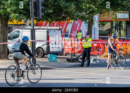 Londres, Royaume-Uni. 10th août 2022. La police bloque Balham Hill après qu'un pilote deliveroo a frappé un minibus devant la station-service Shell. Selon un témoin, le pilote ne portait pas de casque et a subi une blessure à la tête. Crédit : Guy Bell/Alay Live News Banque D'Images