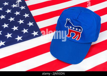 Casquette DNC bleue avec badge d'âne DEM et drapeau US Stars and Stripes. Pour l'élection présidentielle américaine de 2024 et la vague rouge républicaine éliminent les démocrates. Banque D'Images