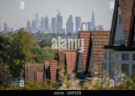 Wimbledon, Londres, Royaume-Uni. 10 août 2022. Les gratte-ciels du centre de Londres scintillent dans la chaleur qui se couche au-dessus des maisons de Wimbledon Hill alors que les températures continuent à grimper dans le sud-est de l'Angleterre. Crédit : Malcolm Park/Alay Live News. Banque D'Images