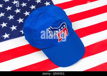 Casquette DNC bleue avec badge d'âne DEM et drapeau US Stars and Stripes. Pour l'élection présidentielle américaine de 2024 et la vague rouge républicaine éliminent les démocrates. Banque D'Images