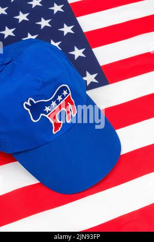 Casquette DNC bleue avec badge d'âne DEM et drapeau US Stars and Stripes. Pour l'élection présidentielle américaine de 2024 et la vague rouge républicaine éliminent les démocrates. Banque D'Images