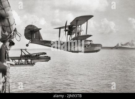 Un avion amphibien de Walrus surmarin lancé à partir du pont catapulte du HMS Bermudes l'avion vient de quitter le catapulte. Initialement utilisé pour repérer les armes à feu dans les actions navales, la tâche principale des avions à bord de navires était de patrouiller pour les sous-marins de l'axe et les raiders de surface et elle a également vu une utilisation limitée dans les bombardements et le straponnage de cibles côtières. Les morses ont continué d'être utilisées pour le sauvetage air-mer dans la Royal Navy et la Royal Air Force. Banque D'Images