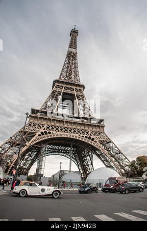 Paris Tour Eiffel et voiture classique Banque D'Images