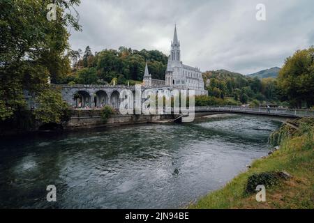 Paysages de la Basilique notre-Dame de Lourdes la nuit, France Banque D'Images