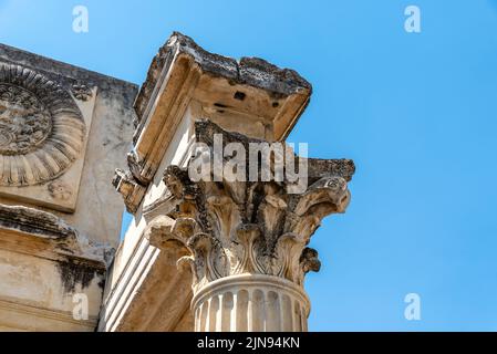 Temple romain de Diana à Merida, Espagne. Colonnes avec capital dans le style Corinthien Banque D'Images