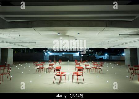 Chaises rouges et plafond de la terrasse Dolby Family dans le musée Academy de Motion Pictures Banque D'Images