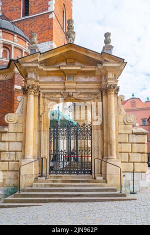 Entrée à la cathédrale de Wawel, située à l'intérieur du château royal de Wawel, dans le centre-ville historique de Cracovie. Cracovie, Pologne. Déplacement Banque D'Images