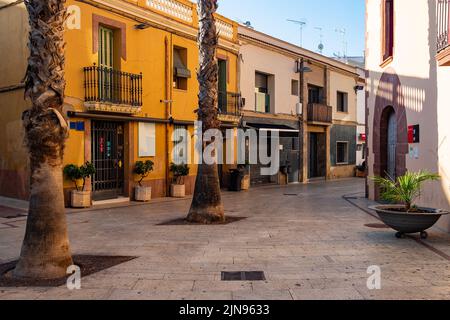 Vue sur la rue Gavà dans la vieille ville du centre-ville, région de Baix Llobregat, Barcelone, Catalogne. Ville traditionnelle catalane et espagnole Banque D'Images