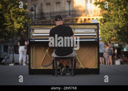 Le pianiste joue du piano dans la rue. Banque D'Images