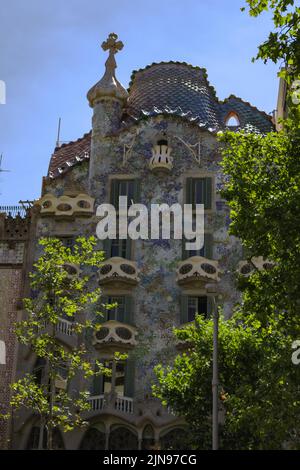 Photo verticale de la façade de la célèbre Casa Batllo, une des maisons de Gaudi à Barcelone, Espagne Banque D'Images