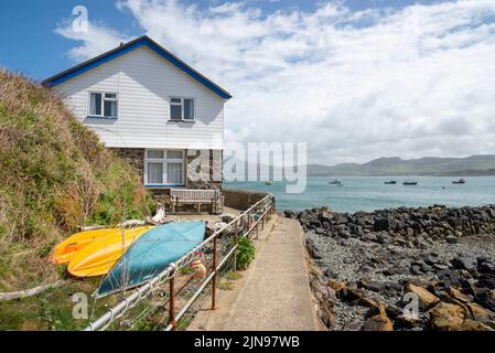 Maison sur le sentier côtier à Porthdinllaen près de Morfa Nefyn, péninsule de Lleyn, au nord du pays de Galles. Banque D'Images