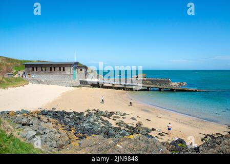 La nouvelle station de sauvetage RNLI à Porthdinllaen près de Morfa Nefyn, péninsule de Lleyn, au nord du pays de Galles. Banque D'Images