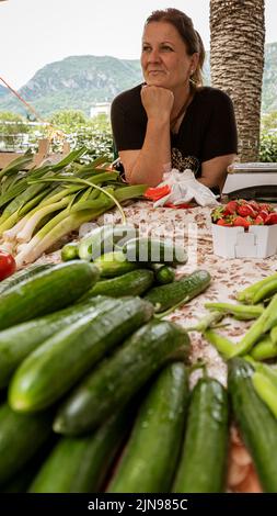 Monténégro - 7 mai 2022 - une femme vend des légumes dans une cabine du marché. Banque D'Images