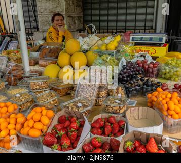 Monténégro - 7 mai 2022 - une femme vend des fruits dans une cabine du marché. Banque D'Images