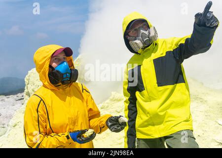 les volcans sur la pente du volcan recueillent des échantillons sur fond de fumaroles de soufre fumarales Banque D'Images