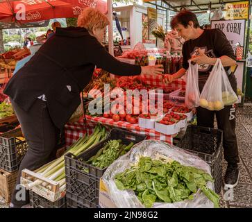 Monténégro - 7 mai 2022 - la femme achète des fruits dans une cabine du marché. Banque D'Images