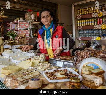 Monténégro - 7 mai 2022 - une femme vend du fromage dans une cabine du marché. Banque D'Images