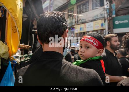 Un garçon musulman chiite regarde pendant qu'il assiste à une procession d'Ashira. Ashura est le dixième jour de Muharram, le premier mois du calendrier islamique, observé dans le monde entier en souvenir du martyre de l'Imam Hussain, petit-fils du prophète islamique Muhammad. (Photo par Idrees Abbas / SOPA Images/Sipa USA) Banque D'Images