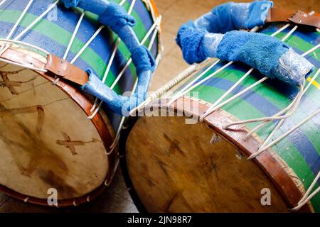 détail des instruments percussifs caractéristiques du festival rosalaire Banque D'Images