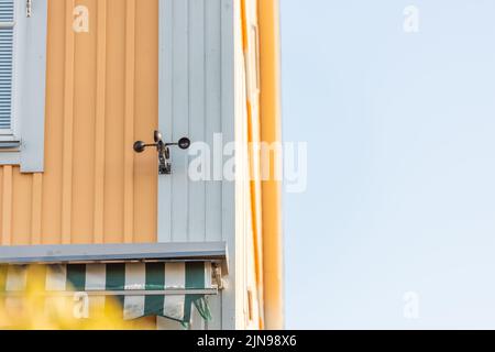 Gros plan d'un anémomètre sur un mur à la lumière du jour Banque D'Images