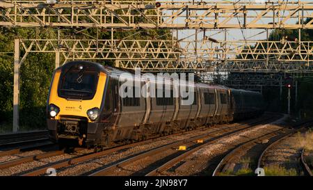 221106/221102, 1J32 London Euston à Wrexham General et Holyhead. Rugeley Trent Valley, Rugeley, Staffordshire, Royaume-Uni. 5 août 2022. Photographie de Rich Banque D'Images