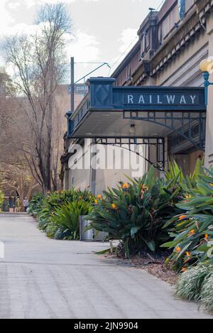 L'entrée de la gare de Milsons point. La station fait partie de l'extrémité nord du Sydney Harbour Bridge, Nouvelle-Galles du Sud, Australie Banque D'Images