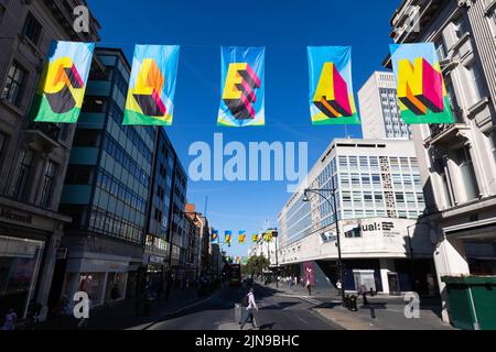 A USAGE ÉDITORIAL EXCLUSIF, les vues d'Oxford Street comme 105 drapeaux conçus par l'artiste Morag Myerscough sont dévoilées dans le cadre de la campagne Clean Power de #TOGETHERBAND, visant à encourager l'action sur la transition vers un avenir zéro carbone. Date de la photo: Mercredi 10 août 2022. Banque D'Images