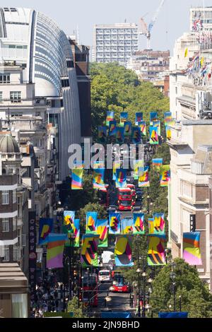 A USAGE ÉDITORIAL EXCLUSIF, les vues d'Oxford Street comme 105 drapeaux conçus par l'artiste Morag Myerscough sont dévoilées dans le cadre de la campagne Clean Power de #TOGETHERBAND, visant à encourager l'action sur la transition vers un avenir zéro carbone. Date de la photo: Mercredi 10 août 2022. Banque D'Images