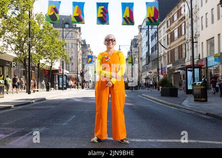 A USAGE ÉDITORIAL EXCLUSIF, les vues d'Oxford Street comme 105 drapeaux conçus par l'artiste Morag Myerscough sont dévoilées dans le cadre de la campagne Clean Power de #TOGETHERBAND, visant à encourager l'action sur la transition vers un avenir zéro carbone. Date de la photo: Mercredi 10 août 2022. Banque D'Images