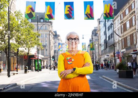 A USAGE ÉDITORIAL EXCLUSIF, les vues d'Oxford Street comme 105 drapeaux conçus par l'artiste Morag Myerscough sont dévoilées dans le cadre de la campagne Clean Power de #TOGETHERBAND, visant à encourager l'action sur la transition vers un avenir zéro carbone. Date de la photo: Mercredi 10 août 2022. Banque D'Images