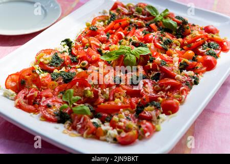 Salade Caprese servie sur une assiette blanche Banque D'Images