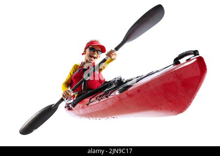 Kayakiste débutant en canoë rouge, kayak avec un gilet de sauvetage et une paddle isolée sur fond blanc. Concept de sport, nature, voyage, mode de vie actif Banque D'Images