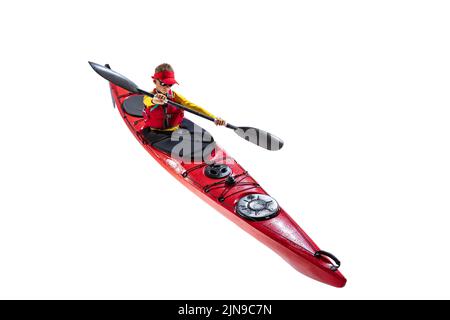 Kayakiste débutant en canoë rouge, kayak avec un gilet de sauvetage et une paddle isolée sur fond blanc. Concept de sport, nature, voyage, mode de vie actif Banque D'Images